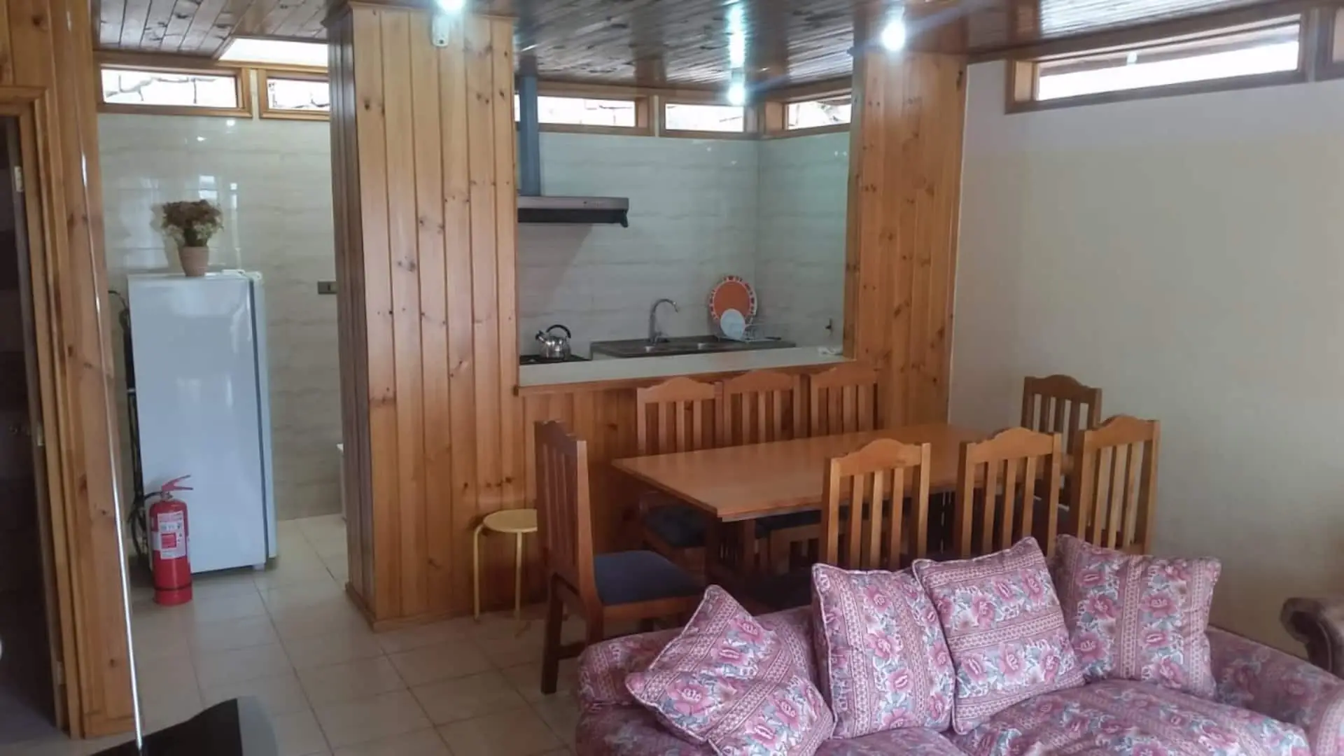 Comedor y cocina equipada
