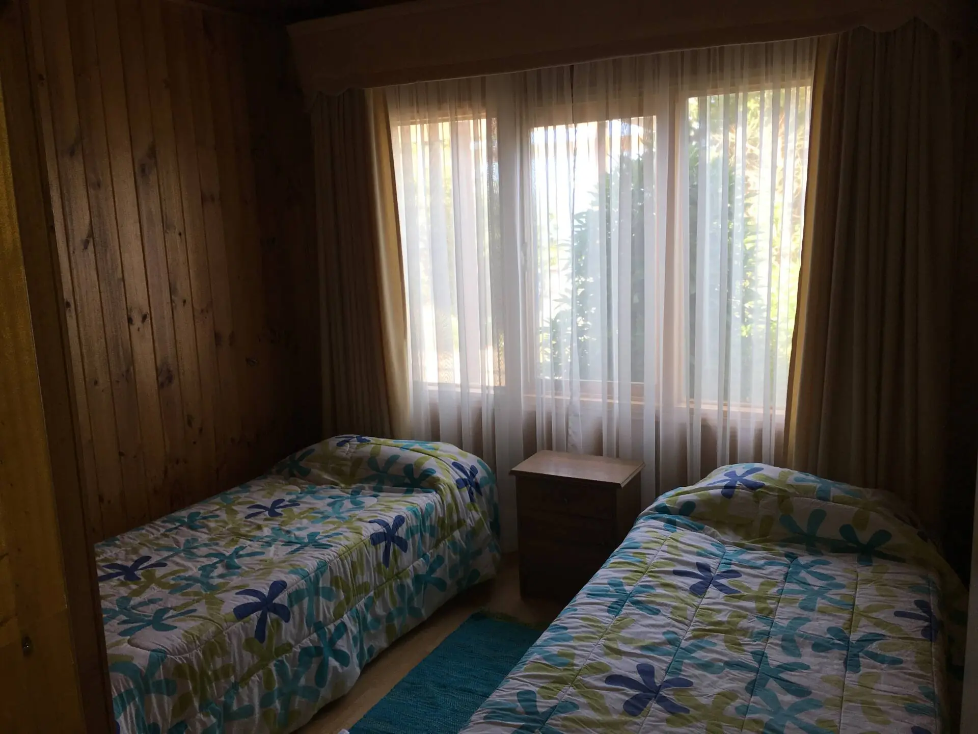 Dormitorio con dos camas individuales