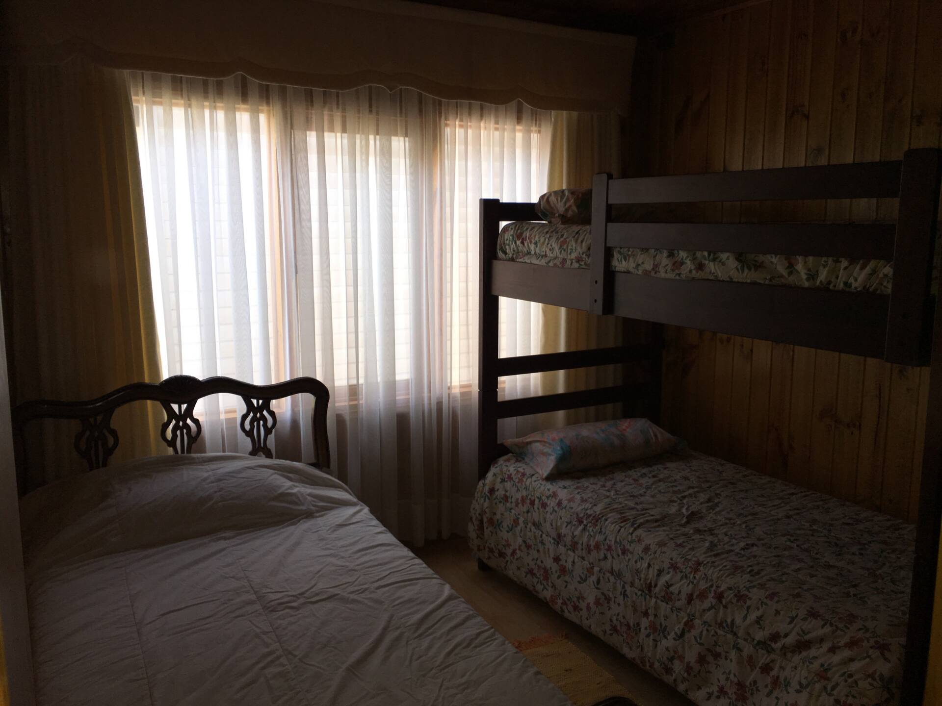 Dormitorio con tres camas individuales