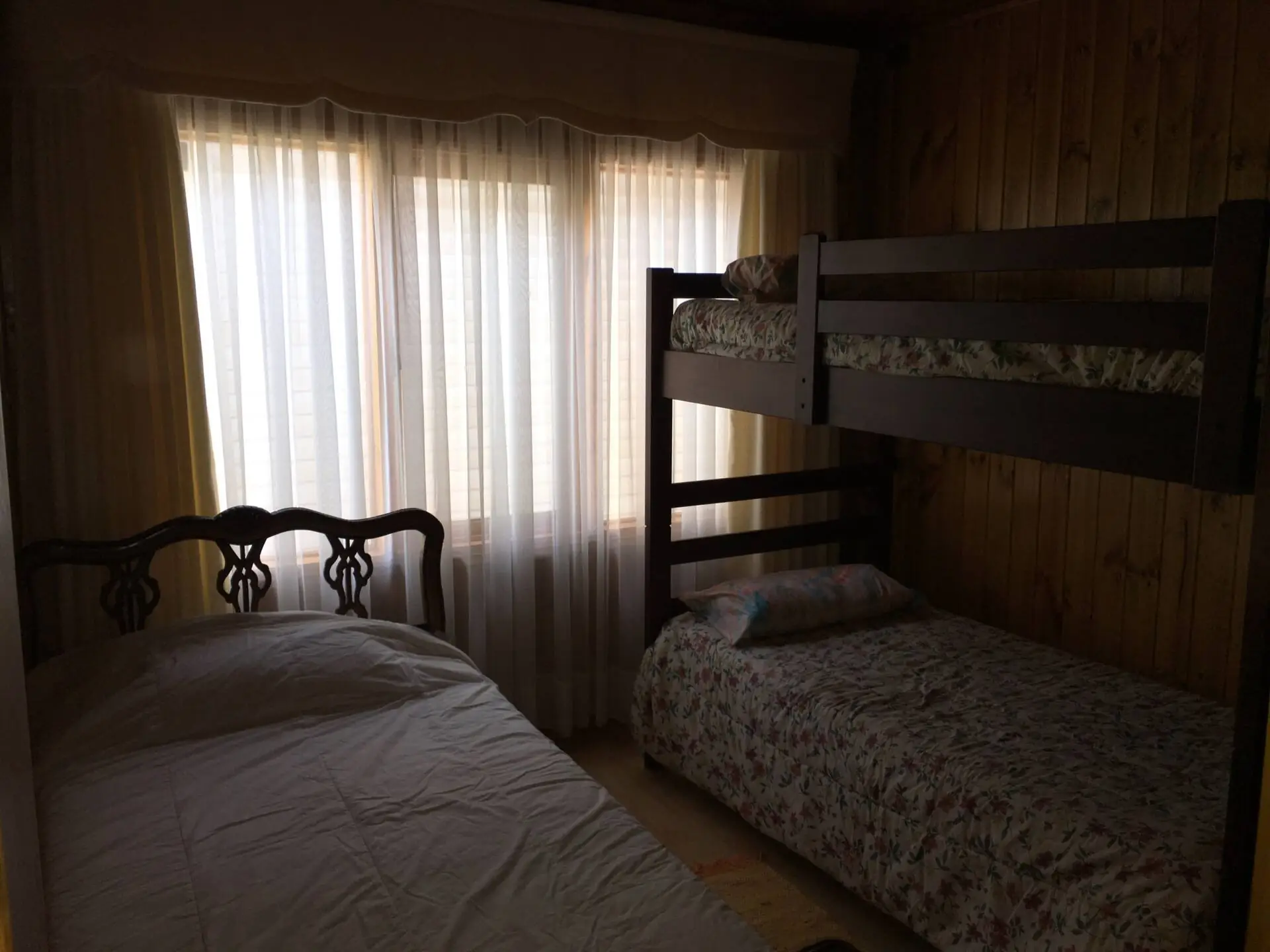 Dormitorio con tres camas individuales
