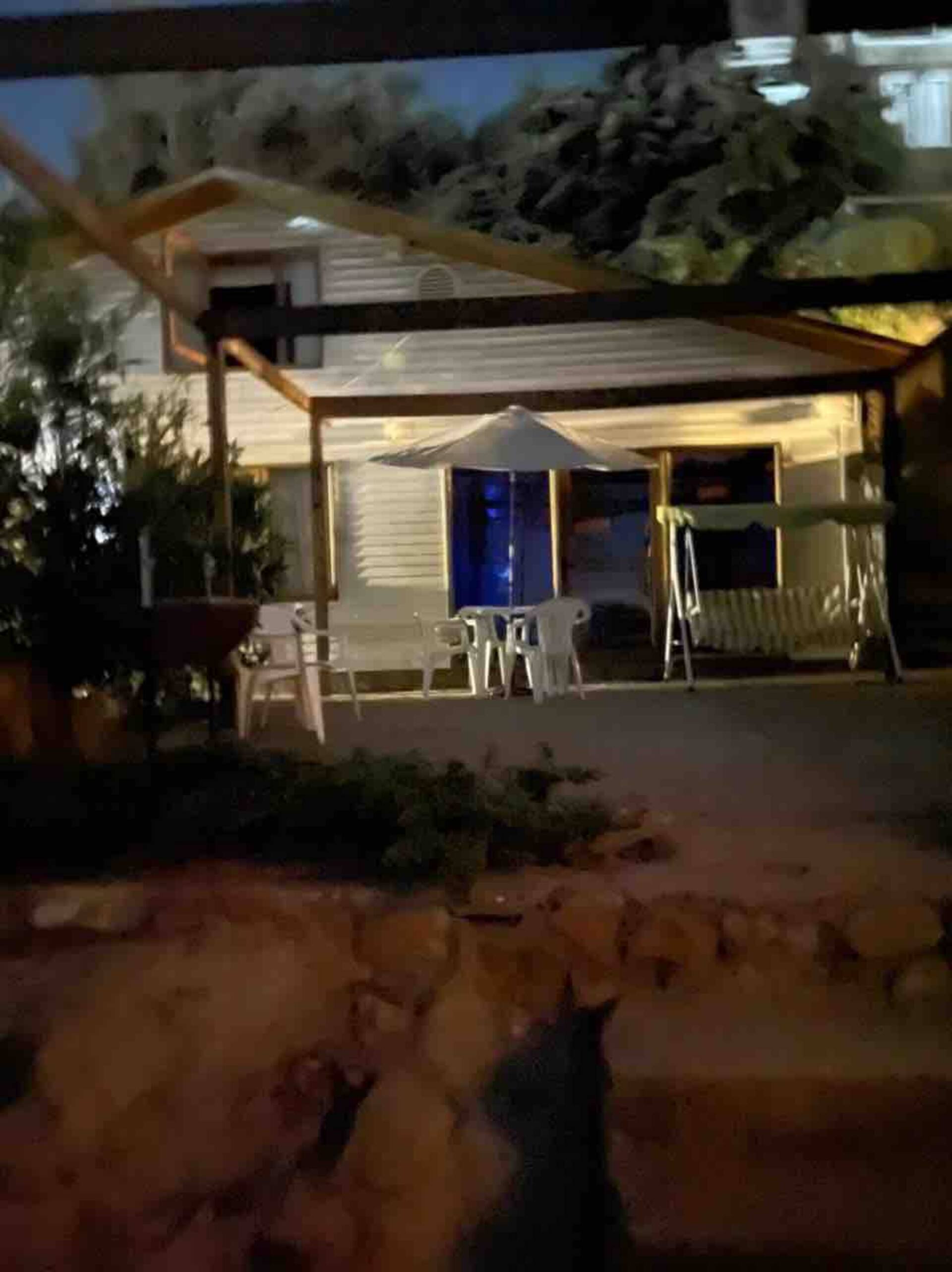 Terraza y quincho iluminados de noche