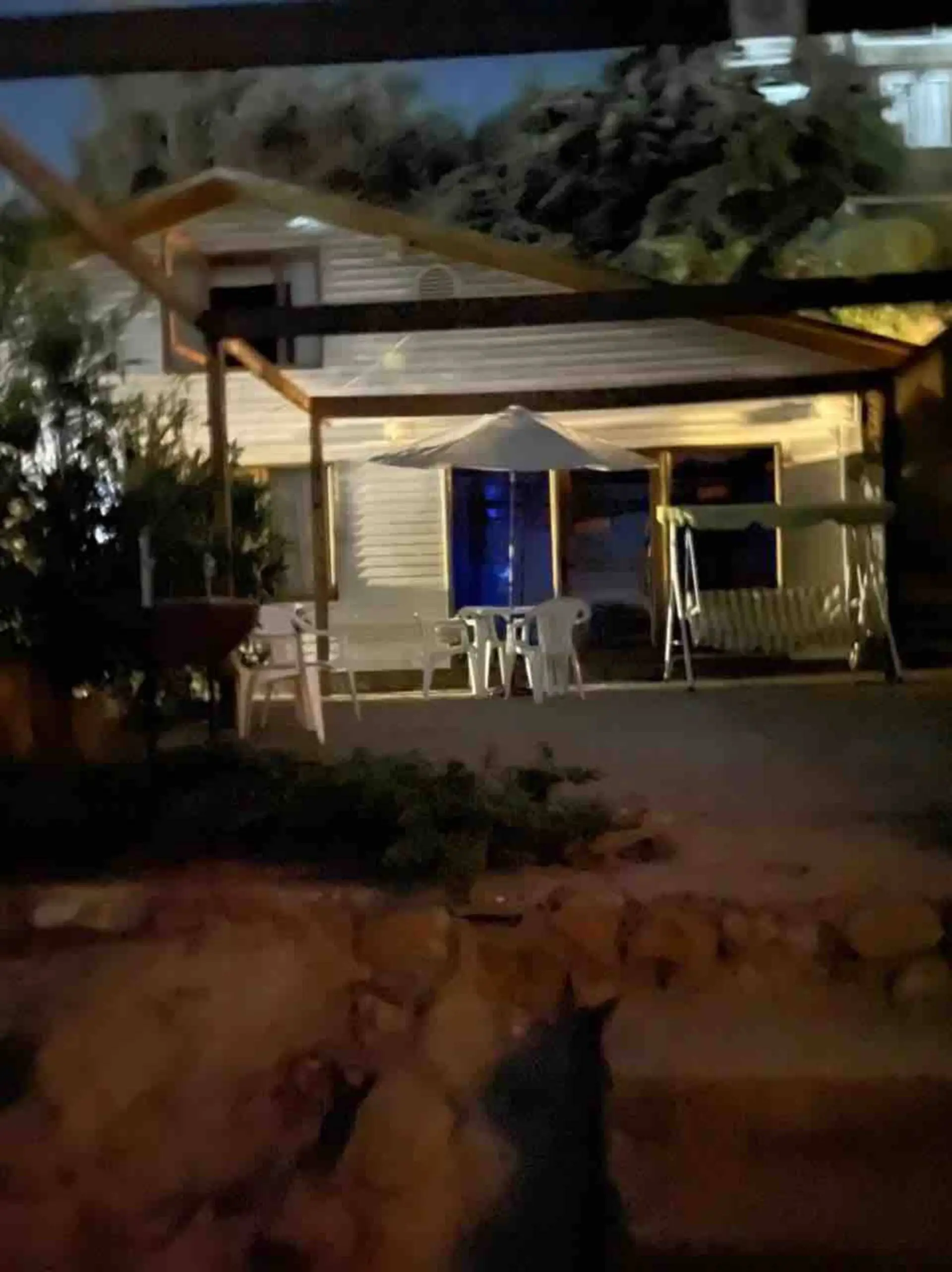 Terraza y quincho iluminados de noche