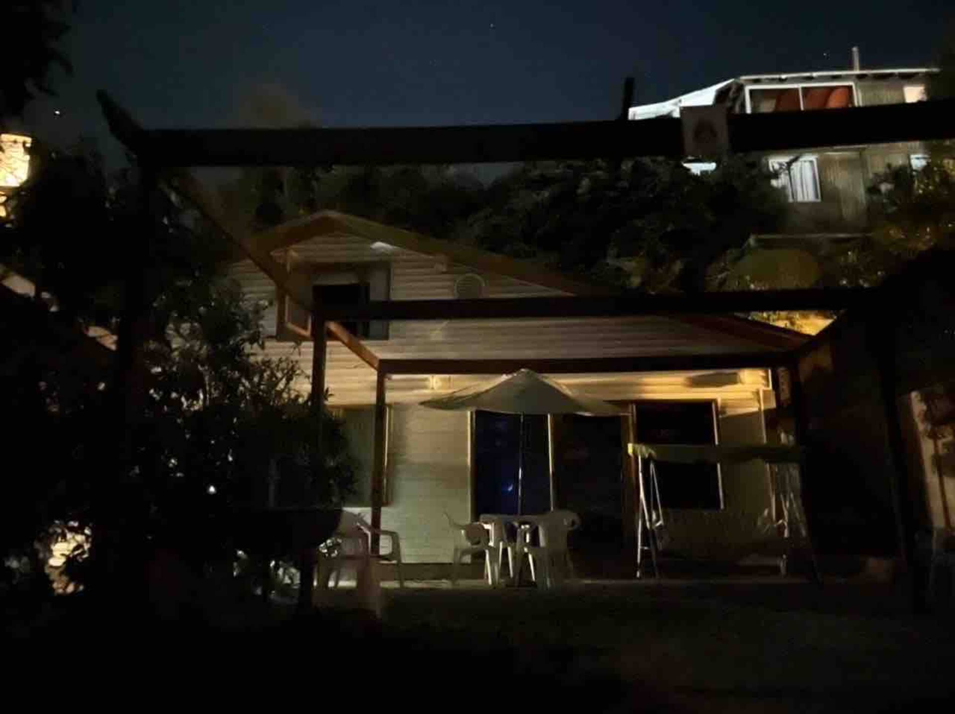 La cabaña iluminada de noche