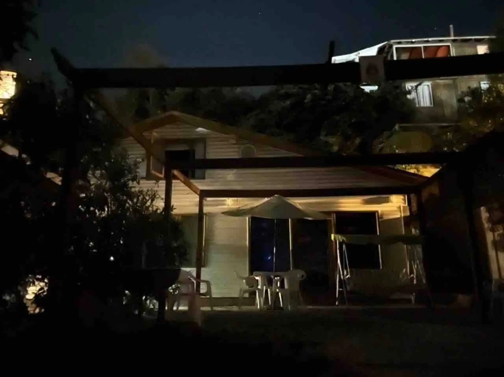 La cabaña iluminada de noche