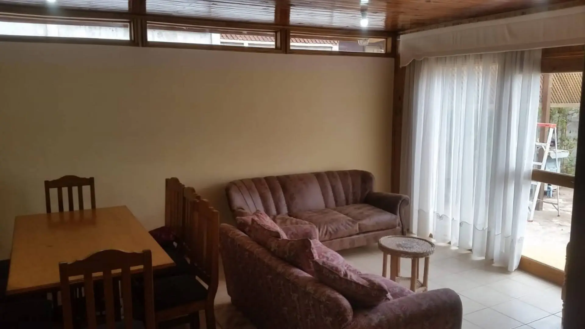 Living de la cabaña con interiores de madera
