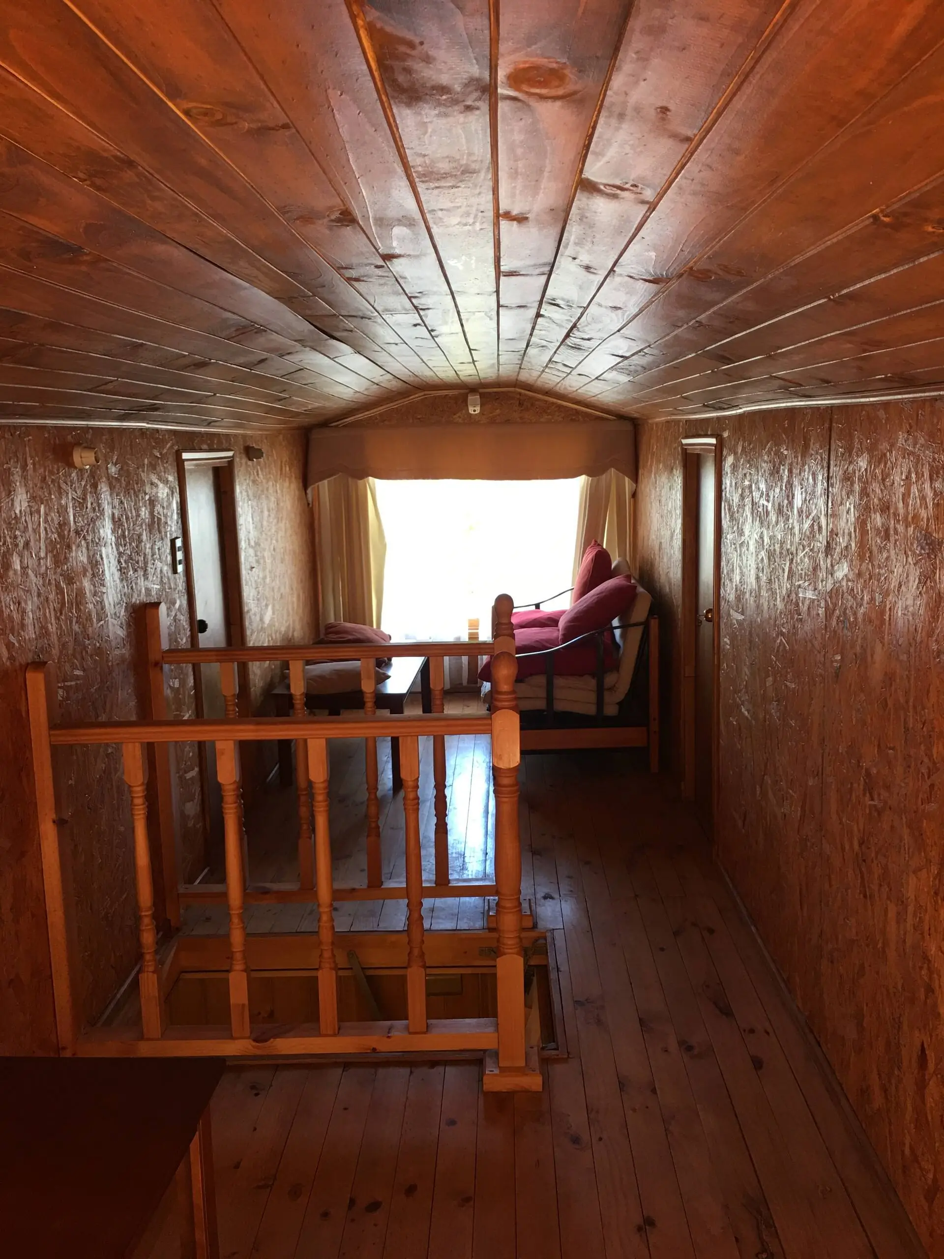 Mansarda del segundo piso con sofá cama