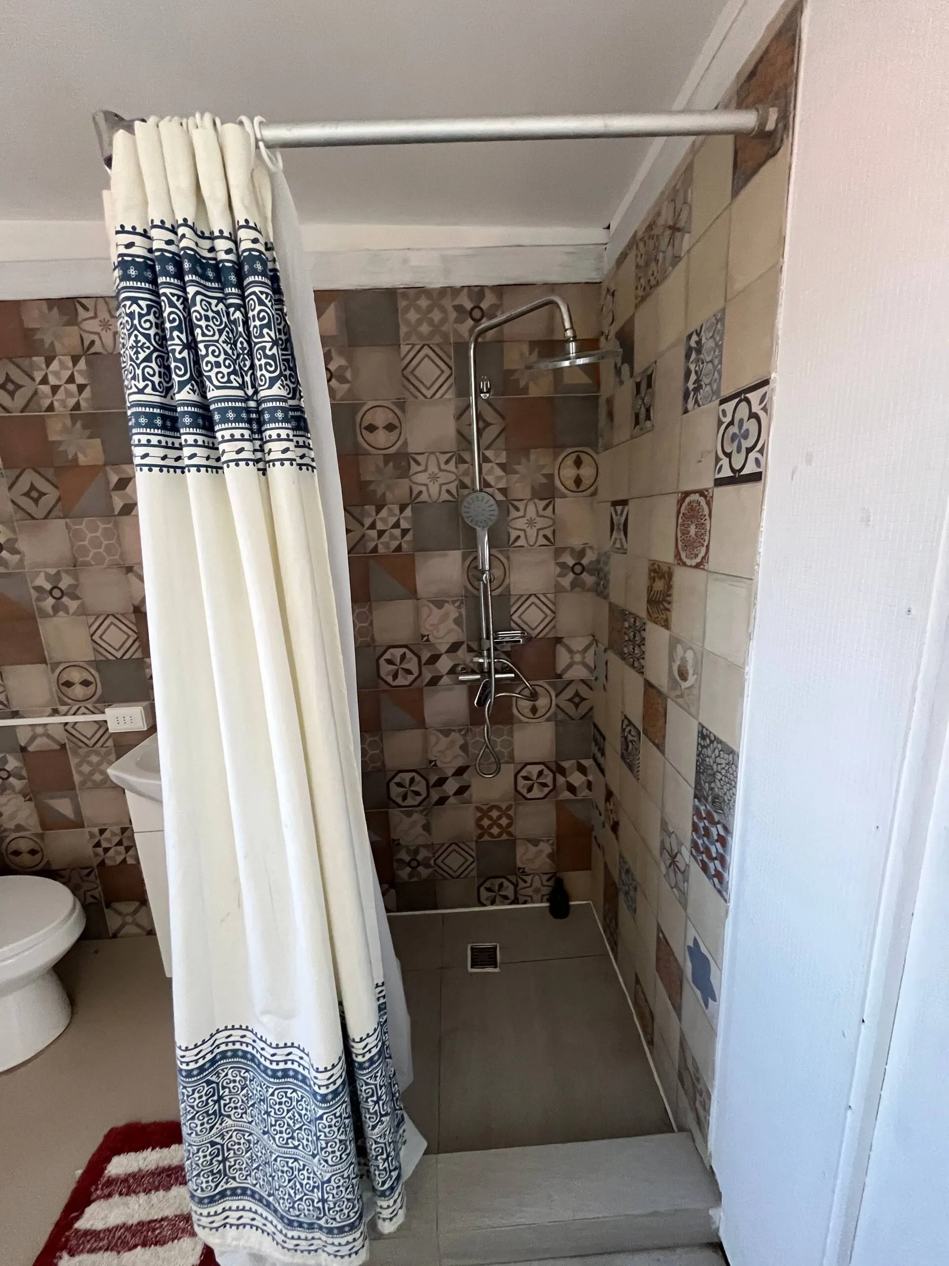 Ducha de la tiny house con palmetas decoradas