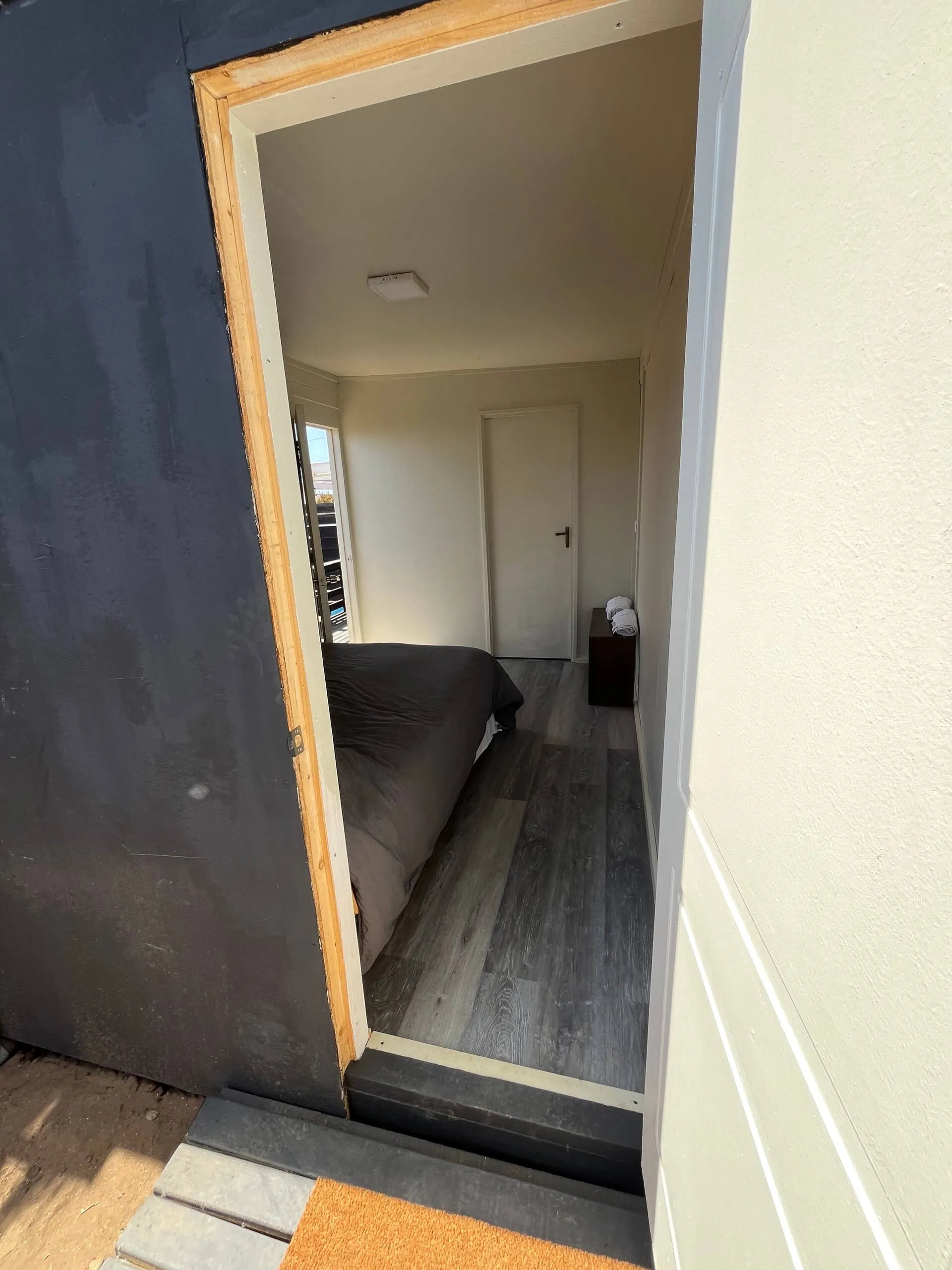 Entrada de la tiny house, con el dormitorio al fondo