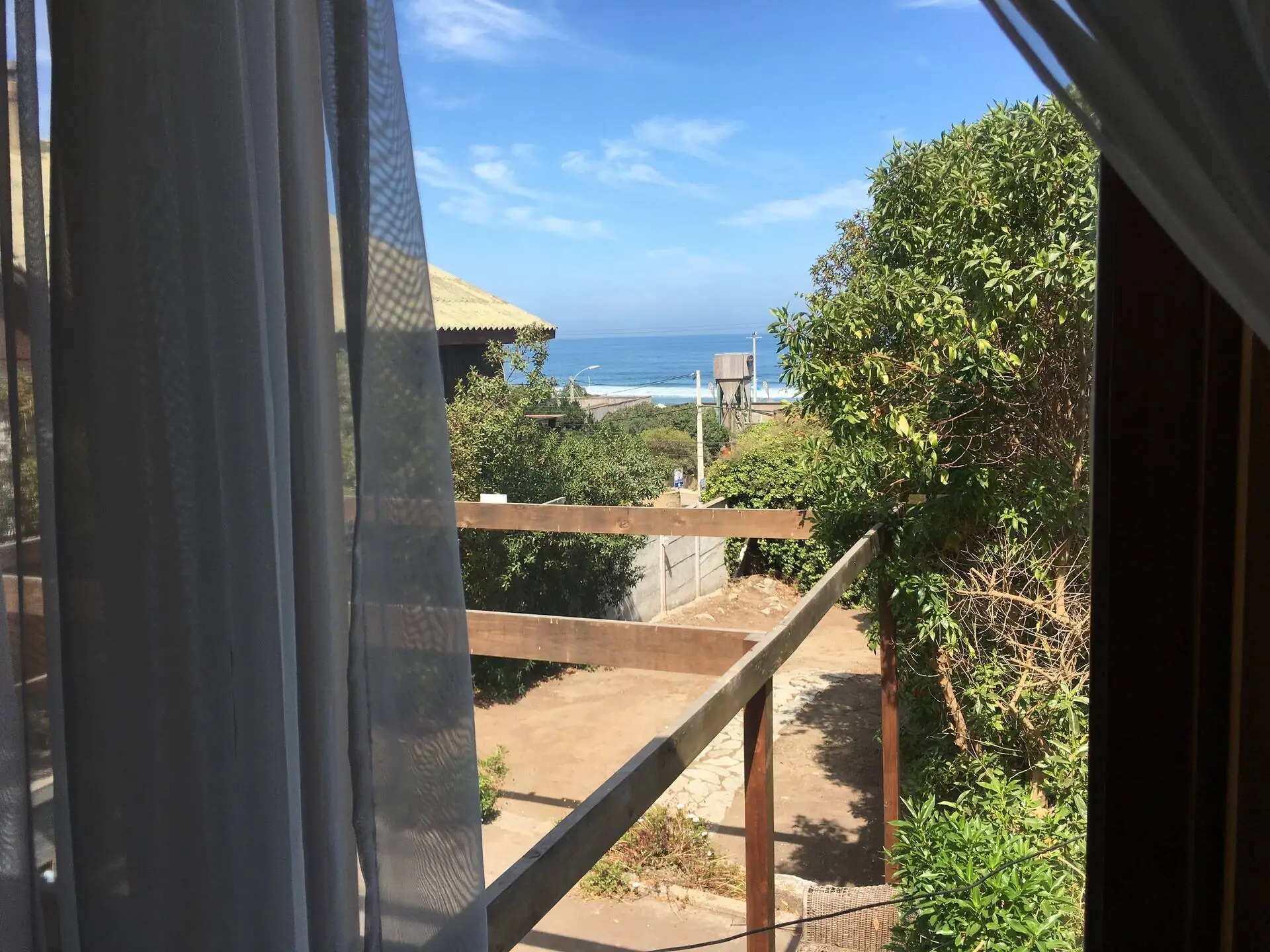 Vista al mar desde la ventana del segundo piso